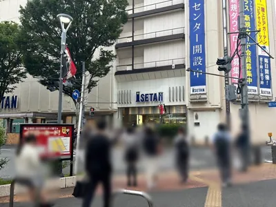 浦和　モダン （Club 杢檀）への道順 3／8：ロータリーを左手にロータリー沿いを歩きます。