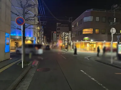 パンセリノスへの道順 9／10：一つ目の十字路を越えて直進を続けます。