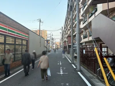 ブセナラウンジへの道順 5／8：直進します。