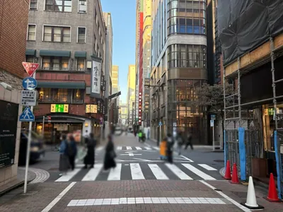 メニルへの道順 11／12：十字路を越えて直進を続けます。