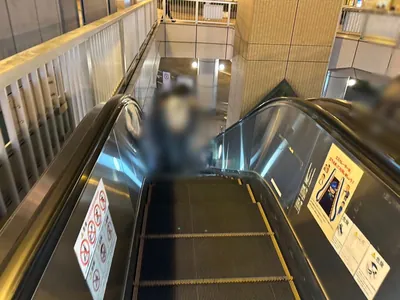 キアラへの道順 2／7：駅を背にして左手のエスカレーターを下ります。