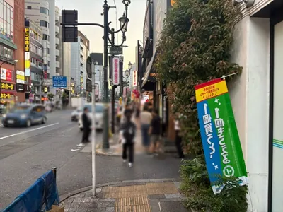 マルメロエットへの道順 7／10：四つ目の右手路地も越えて直進します。