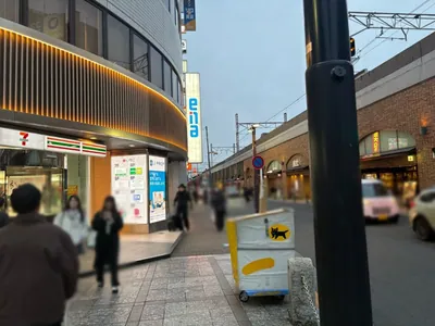 吉祥寺　瀬里奈（セリナ）への道順 4／8：横断歩道を渡ったら右折し、道路を右手に直進します。