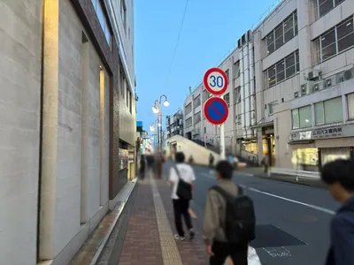 コルソへの道順 4／9：線路を右手に直進します。