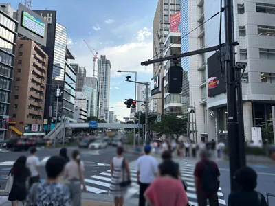 青山ラウンジ(アオヤマラウンジ)への道順 2／7：駅を背にして正面の横断歩道を渡ります。