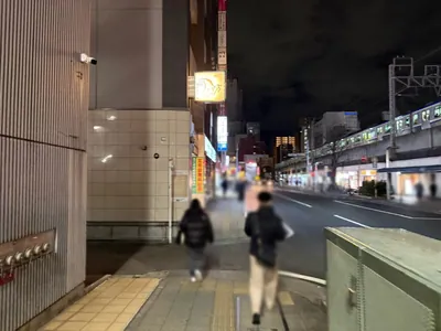 ジェネレーションへの道順 9／15：左手一つ目の路地を越えて直進します。