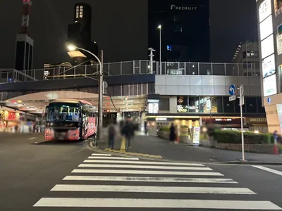アムールへの道順 3／8：一つ目の横断歩道を渡ります。
