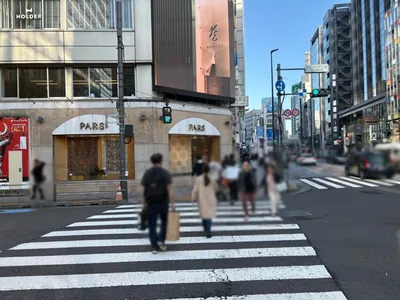 カーリアン （Caerle’on）への道順 2／4：駅を背中にして道路を右手に正面の横断歩道を渡ります。