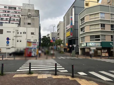 アマンへの道順 7／10：二つ目の十字路も越えて直進します。