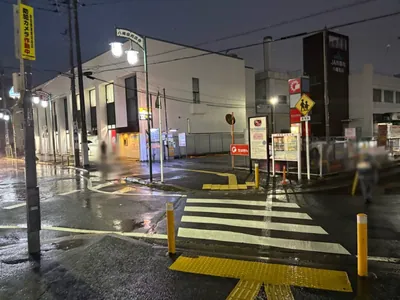 八幡宿　モール （Girl’s Bar MOLE）への道順 3／6：正面の横断歩道を渡り左折します。