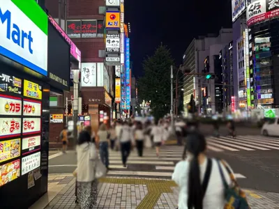 アークへの道順 6／12：一つ目の左手路地を越えて直進します。