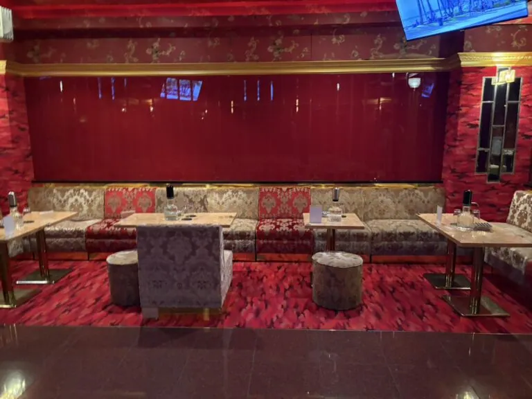 志留久 （シルク）の店内