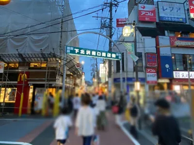 リオへの道順 3／4：商店街へ入ったら直進します。