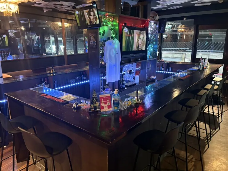 千歳烏山 アリスの店内