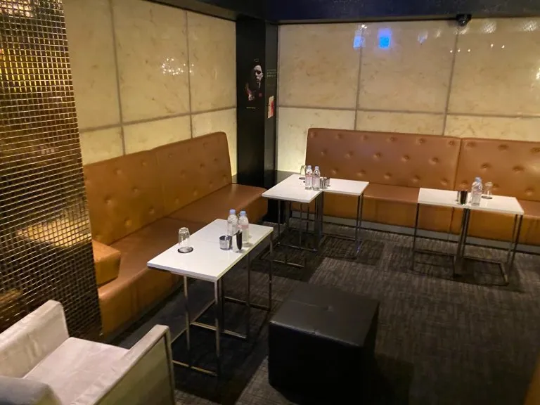 三鷹　シンの店内