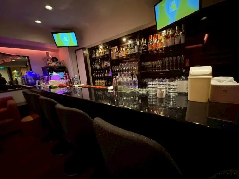 ピースの店内