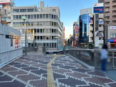ディアブロへの道順 2／6：駅を背にして左手の階段を下ります。