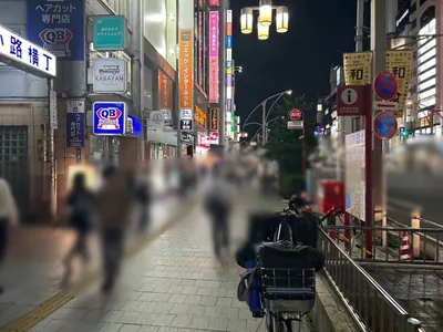 レイへの道順 2／9：駅を背にして直進します。