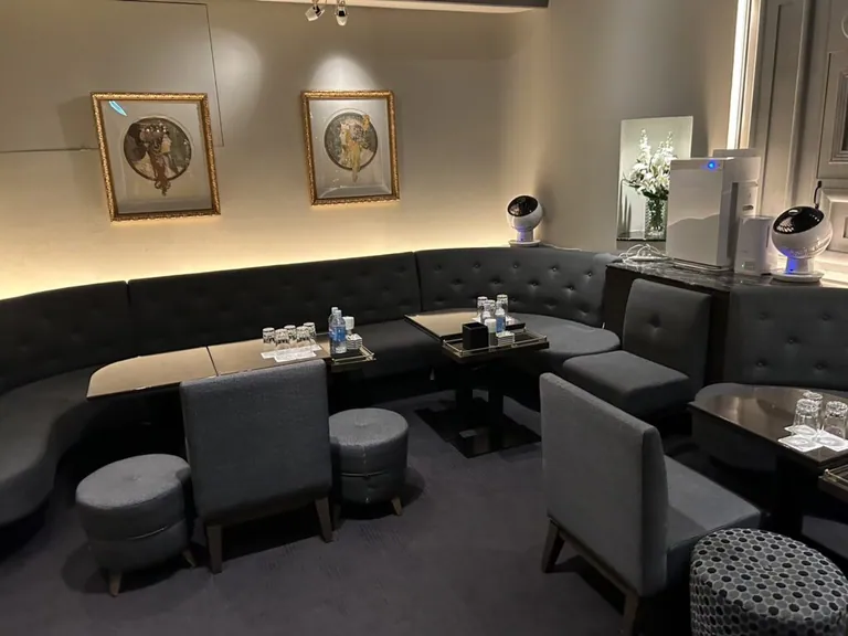 ミューシャの店内