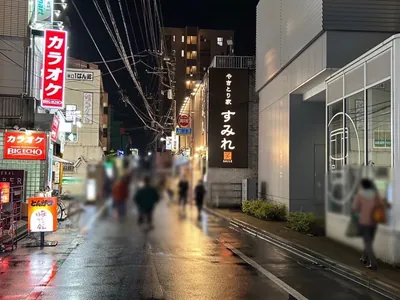 オブロングバーへの道順 2／6：駅を背中にして右へ歩きます。