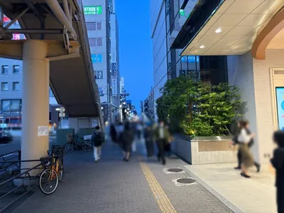 櫻花 （オウカ）への道順 2／8：駅を背中にして右へ歩きます。