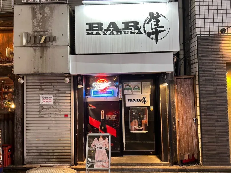 ハヤブサの店内