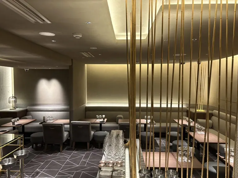 昴 （スバル）の店内