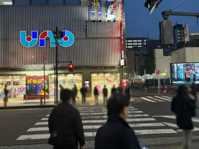 ヴァーゴへの道順 3／9：横断歩道を渡ったら左折し、目の前の横断歩道を渡ります。