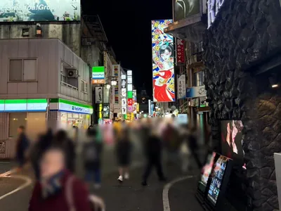ノムノムへの道順 8／10：一つ目の十字路を超えて直進します。