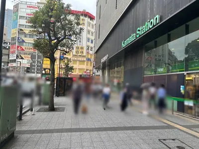 セレクションへの道順 2／6：駅を背にして右手に進みます。