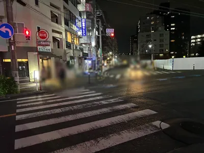 キアラへの道順 6／7：五差路に出たら横断歩道を渡り、直進します。