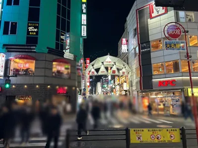 ワイへの道順 4／8：正面にさらに横断歩道が出てくるので渡って直進を続けます。