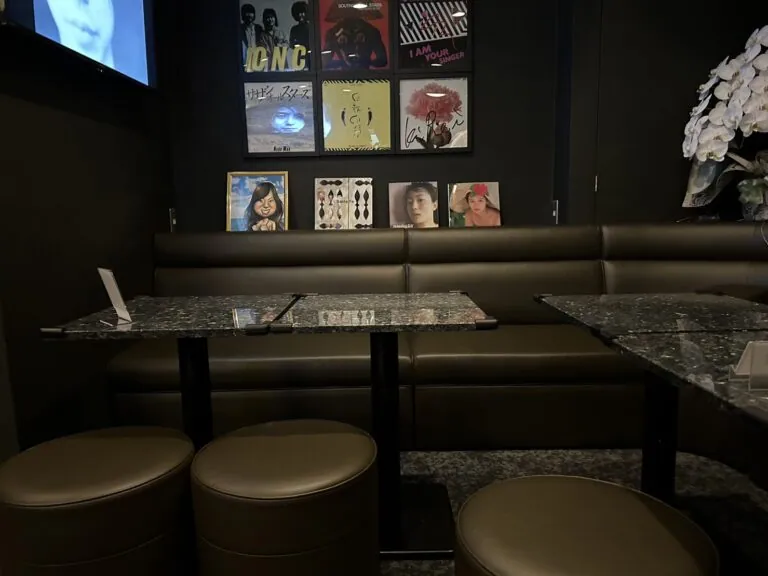 ラプソディの店内