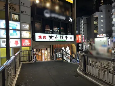 メゾンへの道順 4／9：突き当りの右の階段を下ります。