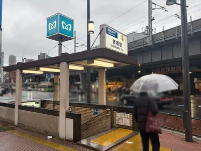 ナカムラへの道順 1／9：銀座線「新橋駅」5番出口を出ます。