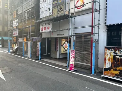 デイトナへの道順 5／5：左折後、少し進むと右手に神田デイトナの入る「タチバナビル」があります。