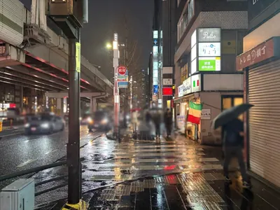 アリエルへの道順 3／4：右手の路地を越えて直進を続けます。