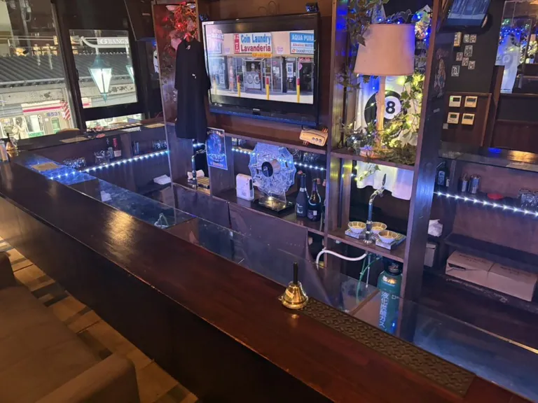 千歳烏山 アリスの店内
