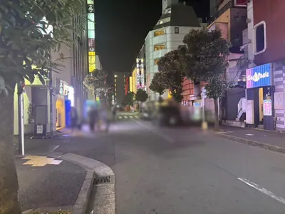 センスへの道順 10／11：左手路地を越えて直進します。
