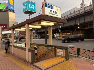 ストーリィへの道順 1／11：銀座線「新橋駅」5番出口を出ます。