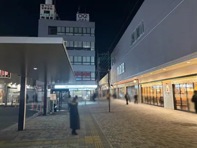 テンプテーションへの道順 2／11：駅を背にして右手に進みます。