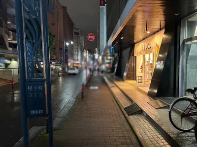 王族 （オウゾク）への道順 8／9：直進をします。