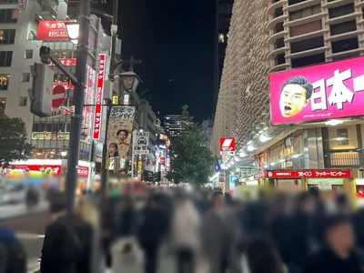 ラッシュへの道順 3／7：道路を左手に直進します。