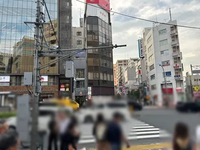 ビロードへの道順 3／10：正面の横断歩道を渡ります。
