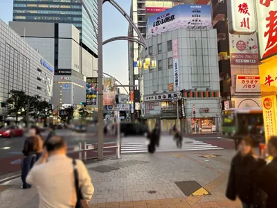 カンカンへの道順 3／9：一つ目の交差点を横断歩道を渡らずに右折します。