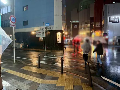 サロンへの道順 10／13：三つ目の左手路地を横断歩道を渡り左折します。