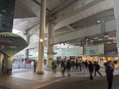 ハーレムへの道順 2／15：駅を背にして右手へ進みます。