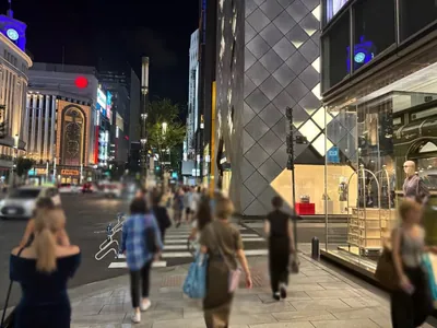 ラシャンブルへの道順 2／5：出口を背中にし、道路を左手にして直進します。
