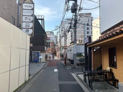 ハングオーバーへの道順 7／11：一つ目の路地を右折します。