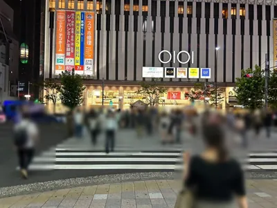ヴィクトリアへの道順 3／8：正面の横断歩道を渡ります。